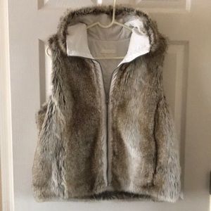 Faux fur vest. Reversible. Pockets on both sides. Stylish, warm.
